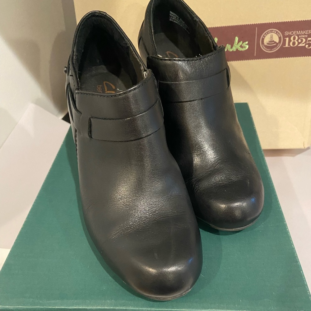 Women’s  size 7 side zip leather shootie.